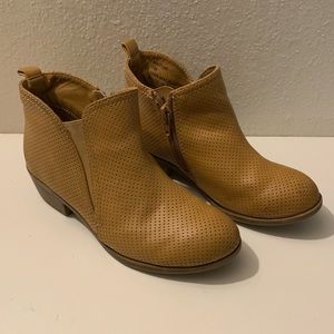Sugar chunk heel tan boots size 1M used